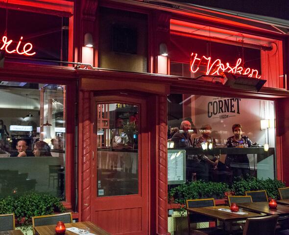 Verlichte ramen van Brasserie 't Vosken.