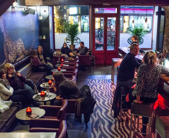 Binnenzicht van café Zoo met dierenprints op de grond en op de muur.