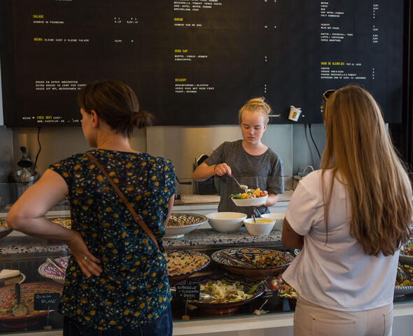 Front toog met verschillende salades en soep.