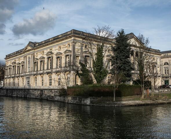 Zicht op het oude justitiepaleis. 