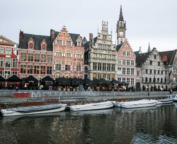 Terras met zwarte parasols van het restaurant De Witte Leeuw aan de Graslei.