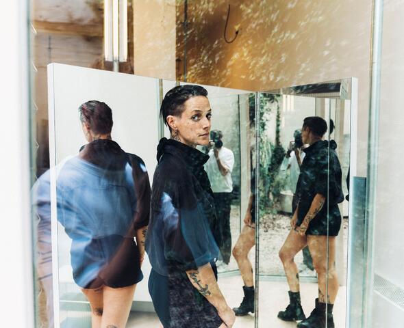 Murielle Scherre seen several times in mirrors