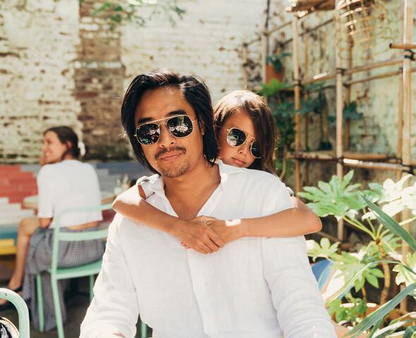 Ro en Thang tung Tran, op de achtergrond een vrouw op een stoel