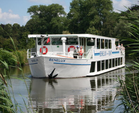 Een boot van de Benelux Rederij vaart naar ons toe.