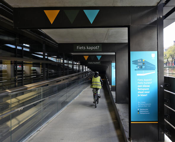 het fietspunt onder de krook met een fietser