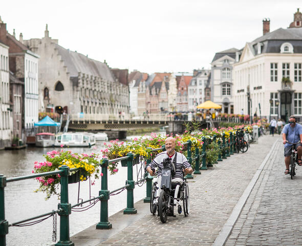 persoon in een rolstoel langs de Kraanlei
