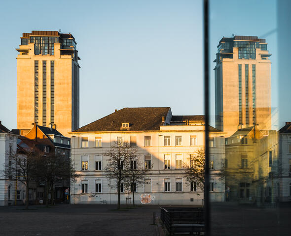 st-pietersplein met op de achtergond de boekentoren, de boekentoren weerspiegeld in een raam