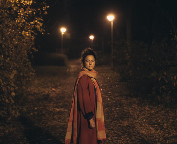 Bieke Depoorter op wandel in Gent bij zonsondergang