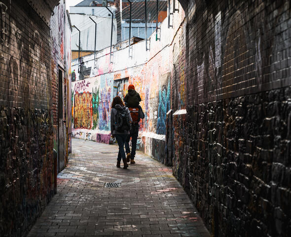 Smal straatje vol graffiti op de muren