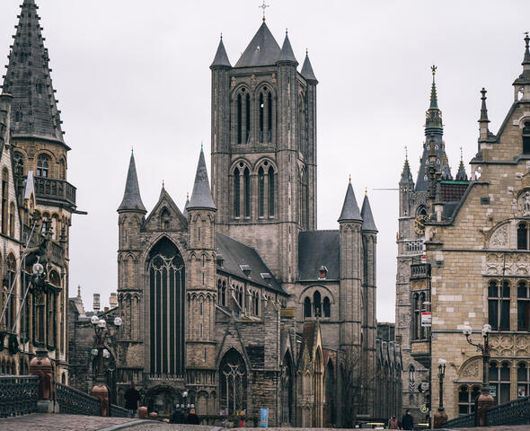 zicht op de drie torens in Gent vanop de Sint-Michielsbrug