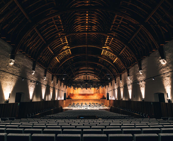 Interior de la sala de conciertos con vistas al escenario