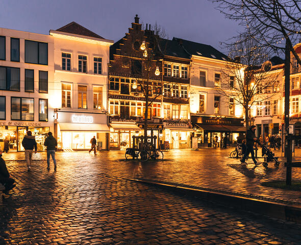 groentenmarkt gent in avondlicht 