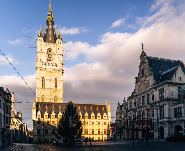 Campanario bajo la luz del sol invernal
