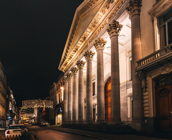 extérieur de l'auditorium de l'université sous la lumière du soir