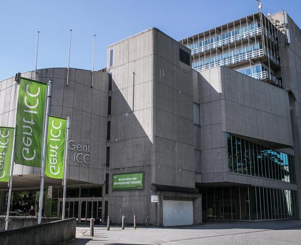 voorgevel ICC met groene vlaggen en met blauwe lucht