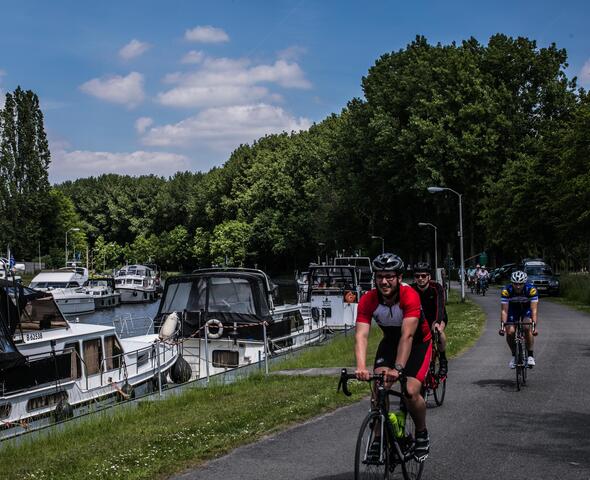 fietsers in het groen aan de jachthaven