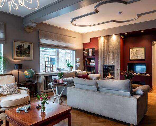 woonkamer met witte zetel en klein salon