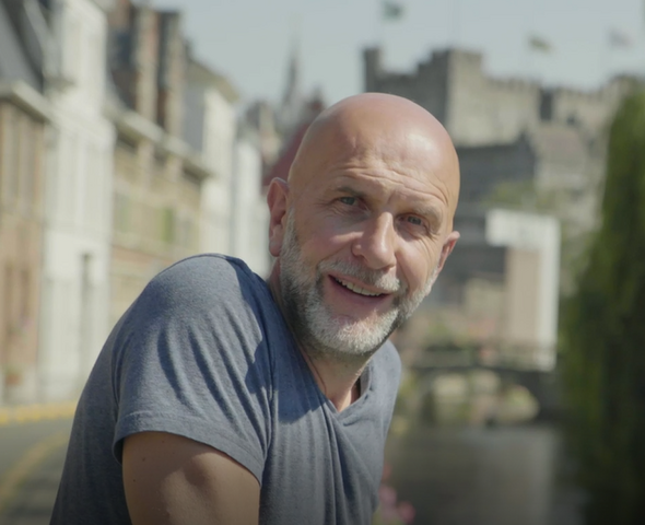 Nic Balthazar con el Castillo de los Condes al fondo