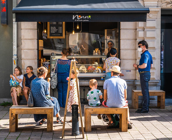 Volwassenen en kinderen aan het wachten op een ijsje