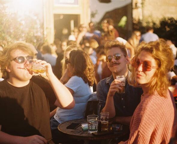 Mensen amuseren zich in het café