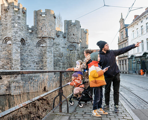 Vader wijst zoon de weg tijdens wandelzoektocht draakje Fosfor