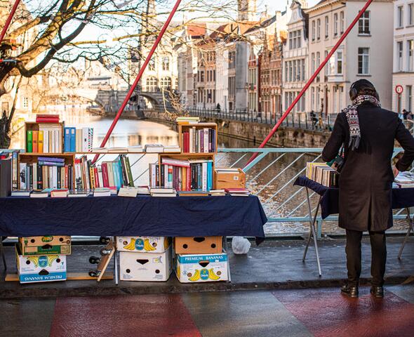 De petits bouquinistes le long de l’eau