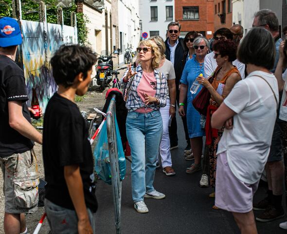 gids geeft uitleg bij streetart