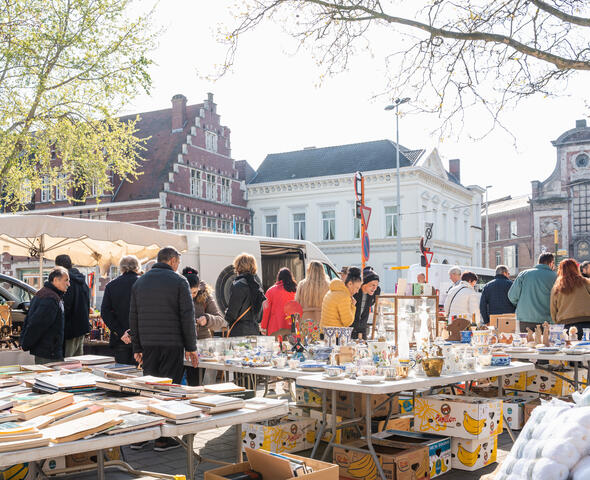 Des personnes parcourent le marché de l'occasion à St Jacobs.