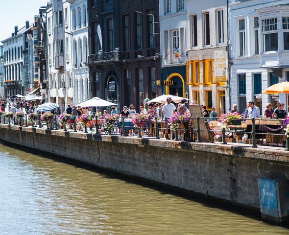Stands de livres au bord de l'eau