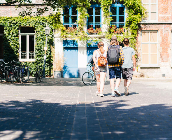 Jongeren op wandel in het Patershol