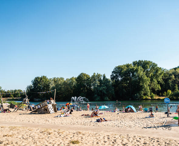 Mensen op het strand aan de Blaarmeersen
