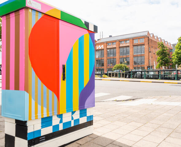 Coloridas obras de arte de Lindert Steegen en una caja de servicios frente al Museo Industrial de Gante