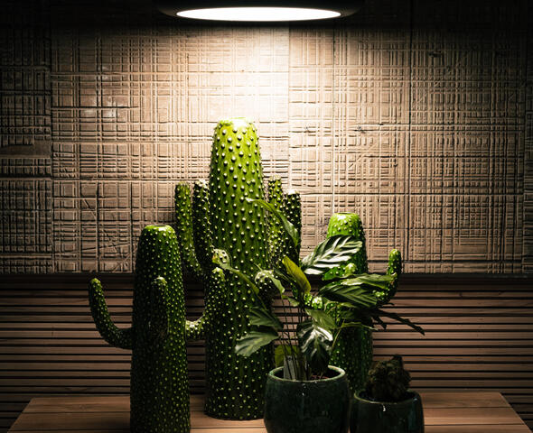 Juego de jarrones sobre una mesa