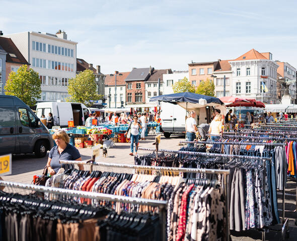 Les gens au marché de Ledeberg
