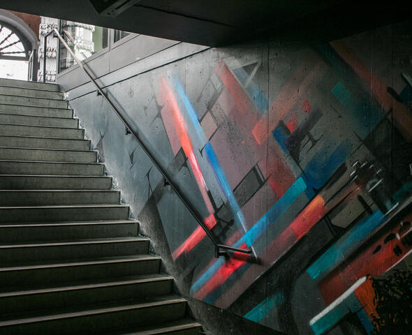 Straßenkunstwerk von Steve Locatelli in einem Tunnel neben dem VisitGent-Infobüro