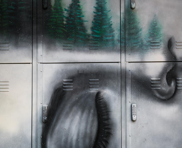 Graffiti eines Mannes und einer Frau in einem Wald von Nigel Leirens