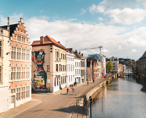 Kleurrijk street art werk van The Monuments Man aan de Predikherenlei in Gent
