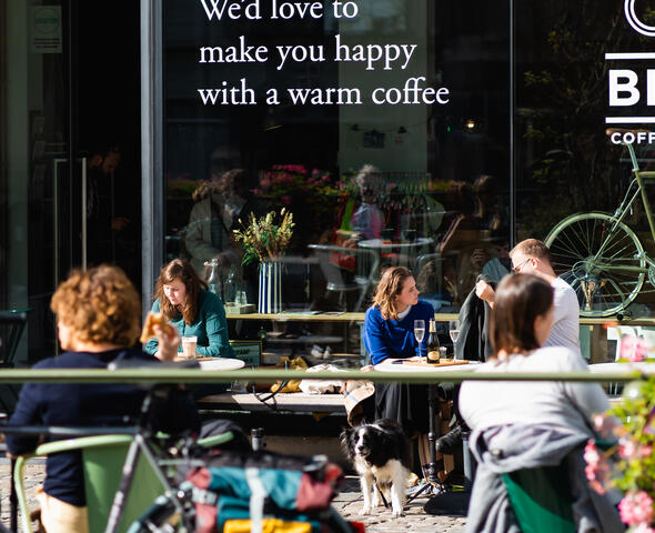 Gente en la terraza al sol
