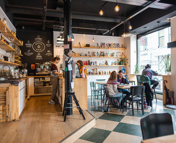 Gente en una mesa de una cafetería