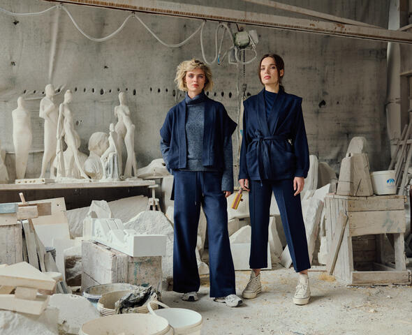 Twee dames in een atelier