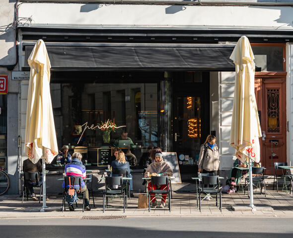 Gente en la terraza durante el otoño 