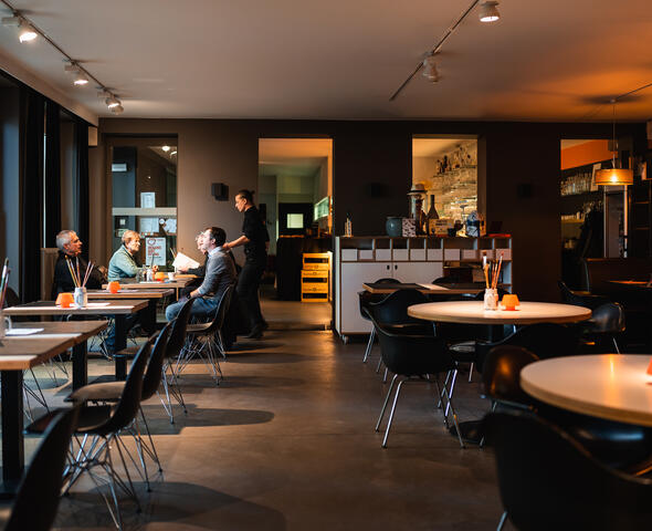 Mensen aan tafel in een restaurant