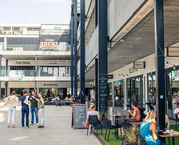 Mensen buiten op het terras 