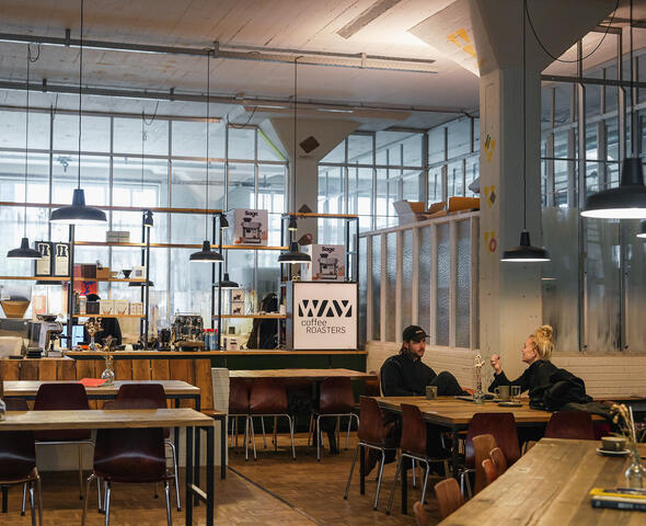 Pareja en la mesa de una cafetería