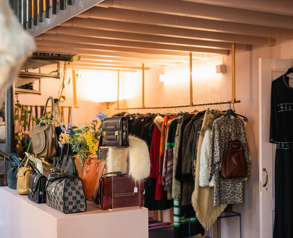 Winkel met vintage kledij en handtassen