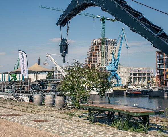 Handelsdokkaai met zicht op het water en de oude kranen