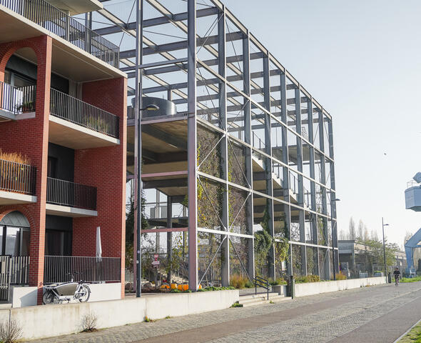 Melopee en blauwe kraan op de rechterkant