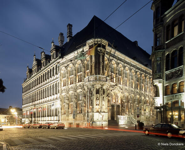 Verlicht stadhuis van Gent bij het vallen van de avond