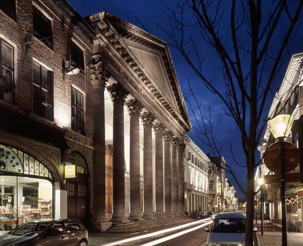 Aula van de Universiteit Gent met acht prachtig verlichte Korinthische zuilen