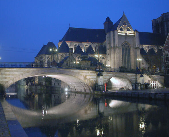 Verlichte Sint-Michielsbrug en Sint-Michielskerk bij valavond